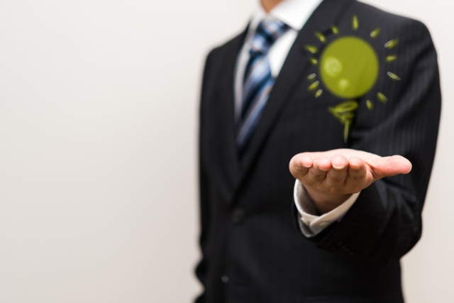 スーツ姿の男性